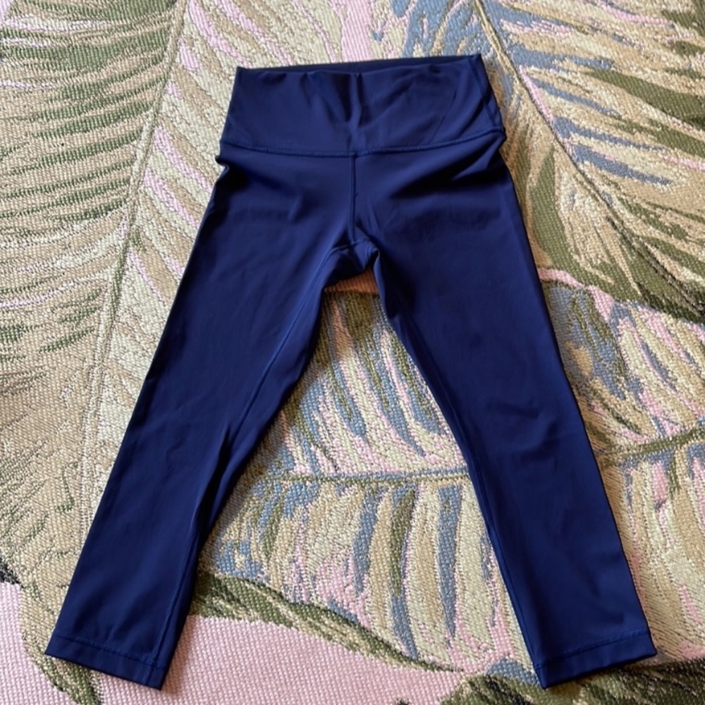 Like new wunder under luxtreme navy blue 23” lululemon leggings